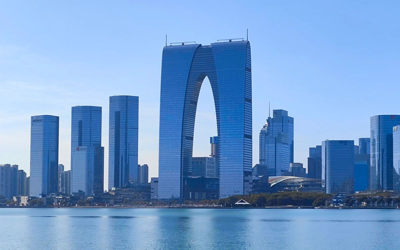 苏州工业园区金鸡湖与东方之门城市景观